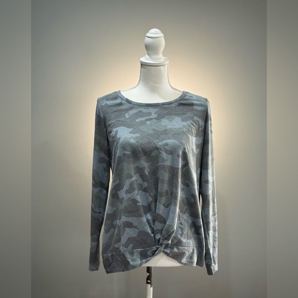 SALE! Gray Jane & Delancey Camo Twist Hem L/S Top Size M EUC